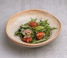 Овощной салат с копченым сулугуни и пряной брусникой