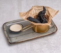 Королевские креветки в черном платье в воздушном фритюре с домашним лимонным майонезом