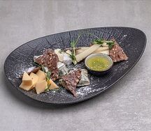 Сырная тарелка с арахисом в шоколаде