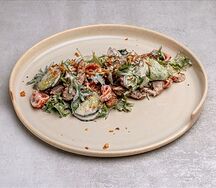 Салат с говядиной в соусе вителло тоннато