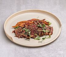 Брискет на овощной подушке в винном соусе от шеф-повара