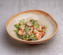 Салат с тигровыми креветками в азиатском стиле