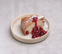 Шарлотка с лесной клюквой