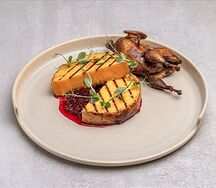 Перепелка с тыквой и ягодным соусом