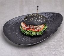 Дерзкий черный бургер с рваным брискетом