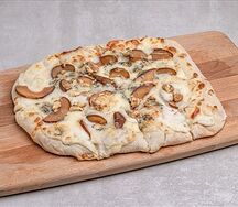 Римская пицца с копченой грушей и горгонзолой