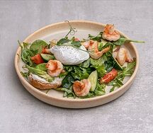 Брускетта с креветками, авокадо и яйцом пашот