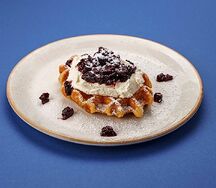 Венская вафля со сливочным кремом и ягодным соусом