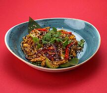 Яичная лапша с курицей в азиатском стиле