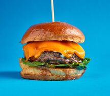 Чизбургер с соусом кола-барбекю 