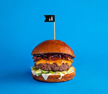 Бургер с арахисовой пастой и черносмородиновым вареньем