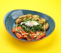 Тёплый салат с лососем слабой соли, запечённым картофелем, яйцом пашот и зернистой горчицей