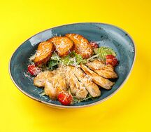 Салат Цезарь с курицей