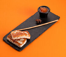 Жареный сыр халуми с вареньем из томатов