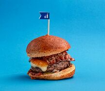 Фирменный чизбургер с беконом и моцареллой