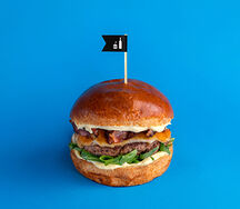 Бургер с трюфельным маслом, рукколой и беконом