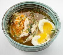 Куриный бульон с яйцом