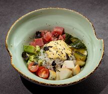 Поке с тунцом татаки и грушей