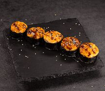 Запеченный ролл с креветкой и крабом