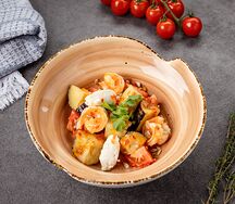 Салат с хрустящими баклажанами и креветками