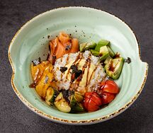 Поке с красной рыбой и соусом манго