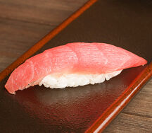 Суши с тунцом