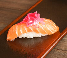 Суши с лососем и луком бриз