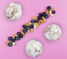 Мороженое БлюберриКрим с черничным джемом и орехами