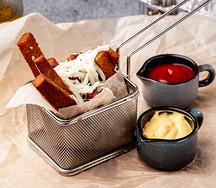 Гренки с чесноком и соус