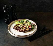 Салат с говядиной и медово-горчичным соусом