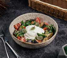 Салат с хрустящими баклажанами и муссом из пармезана