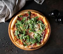 Пицца с хамоном и рукколой