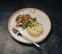 Бефстроганов с картофельным пюре