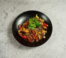 Вок с курицей и гречневой лапшой