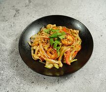 Вок с тигровыми креветками и пшеничной лапшой