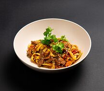 Вок с говядиной и пшеничной лапшой