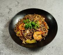 Вок с тигровыми креветками и гречневой лапшой