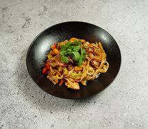 Вок с курицей и пшеничной лапшой