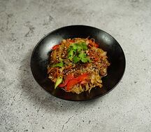 Вок с говядиной и рисовой лапшой