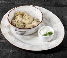 Домашние пельмени из мраморной говядины со сметаной