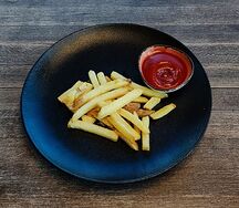 Картофель фри с кетчупом