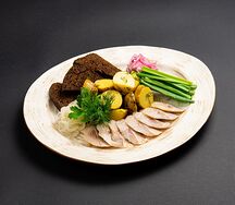 Маринованная сельдь с картофелем и маринованным луком