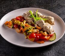 Мясо кролика с белыми грибами и овощным рагу