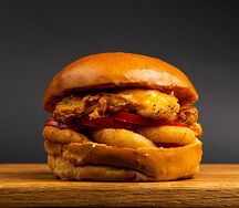 Бургер с куриными стрипсами, сыром чеддер и соусом гриль 
