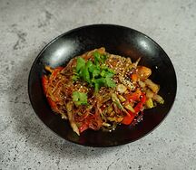 Вок с курицей и рисовой лапшой