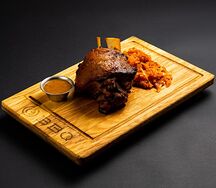 Свиная рулька с бигусом