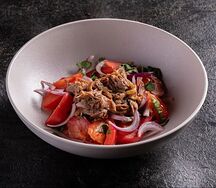 Салат с теплыми томатами, булгуром и бычьим хвостом