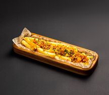 Фри с жидким сыром, халапеньо и кранч-луком