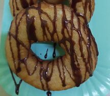 Пончик с шоколадным топпингом