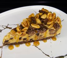 Чизкейк карамельный с арахисом